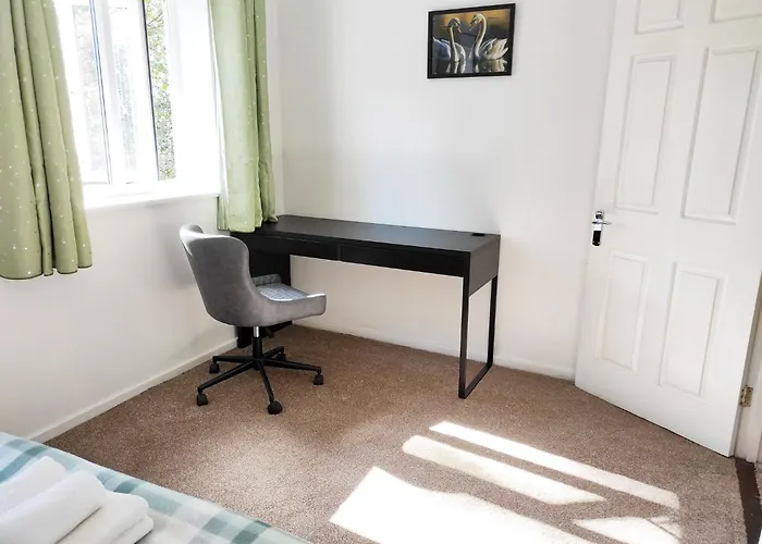 The Swans - Two-Bedroom City Centre House With Parking