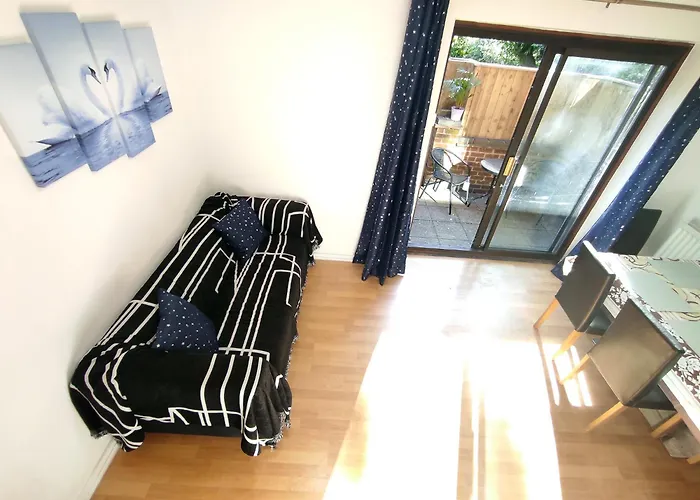 The Swans - Two-Bedroom City Centre House With Parking