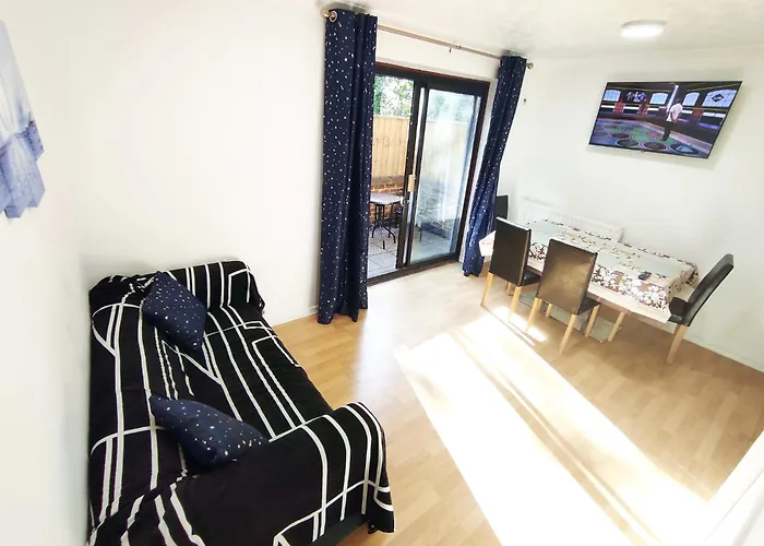 The Swans - Two-Bedroom City Centre House With Parking