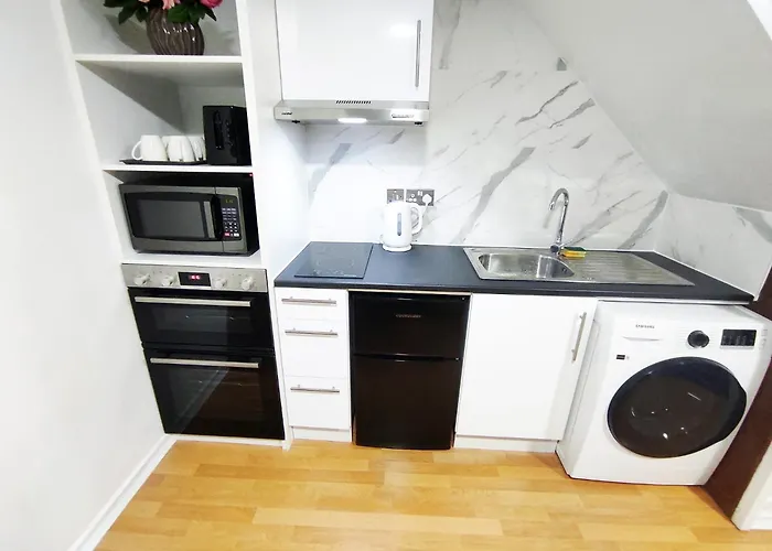 The Swans - Two-Bedroom City Centre House With Parking