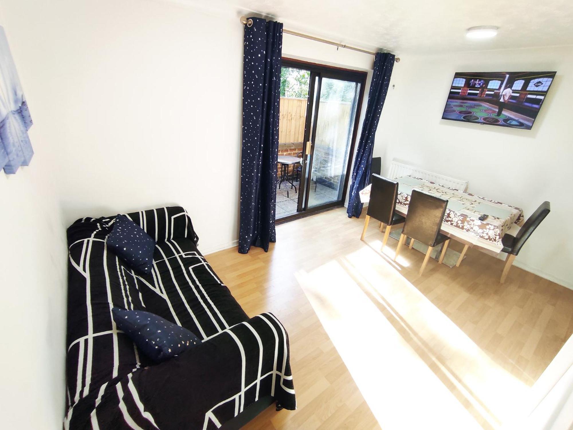 Apartment The Swans - Two-bedroom Centre House With Parking