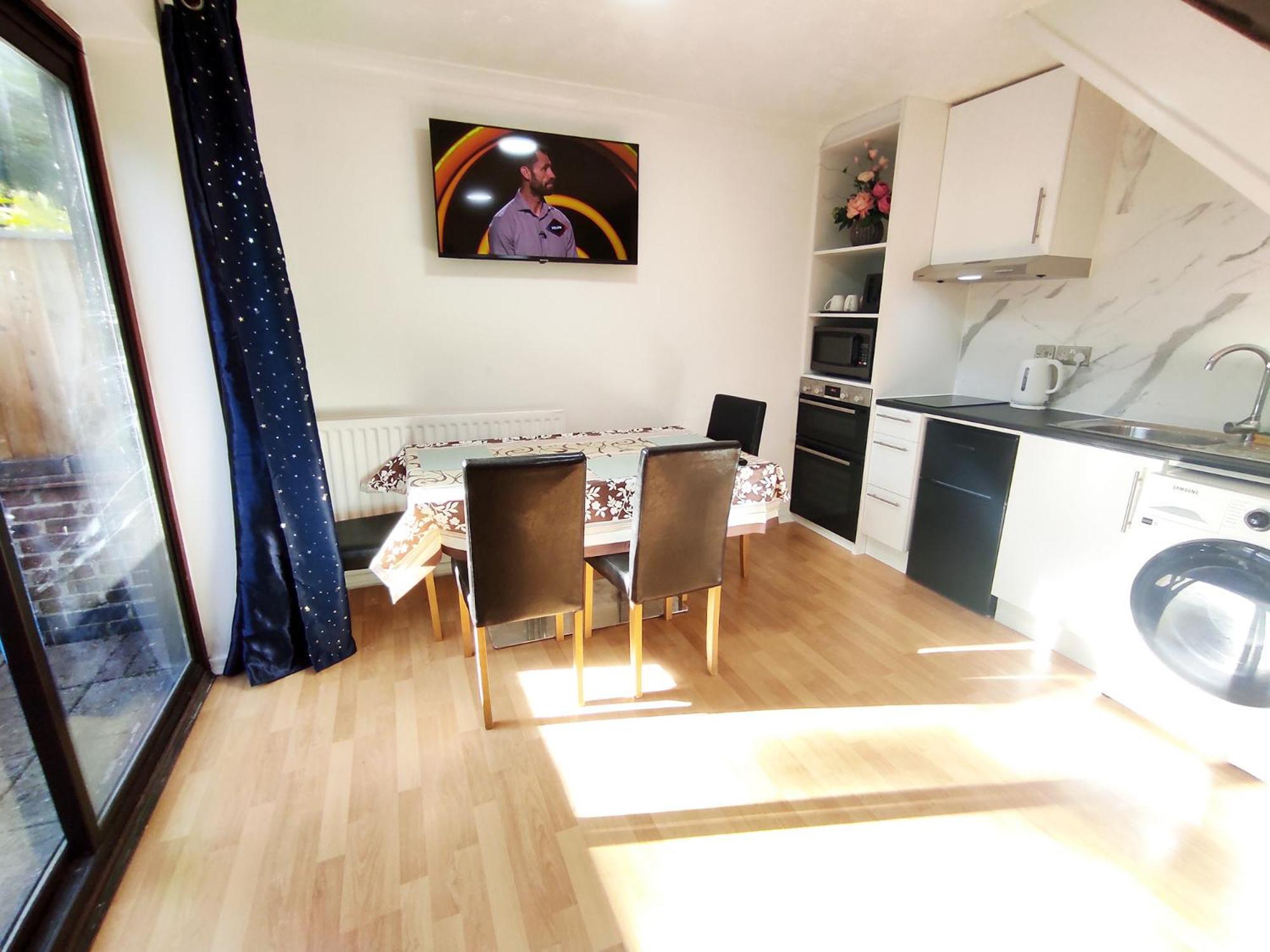 Apartment The Swans - Two-bedroom Centre House With Parking *