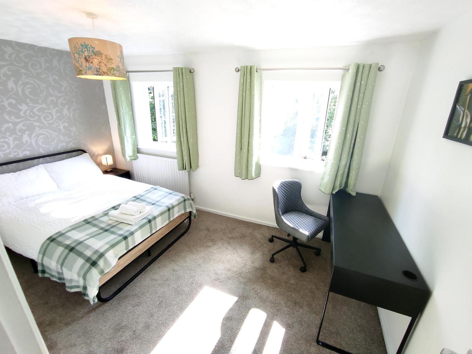 The Swans - Two-bedroom Centre House With Parking *