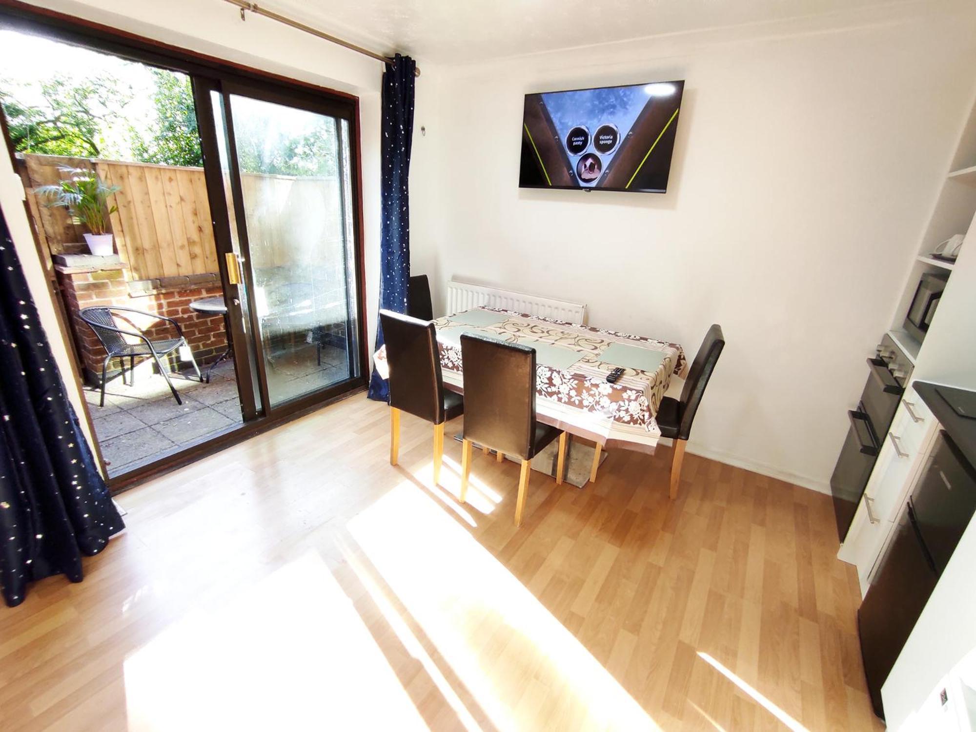 The Swans - Two-bedroom Centre House With Parking