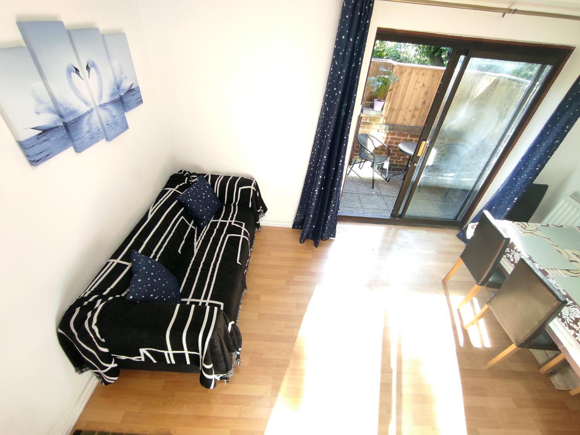 The Swans - Two-bedroom Centre House With Parking Apartamento